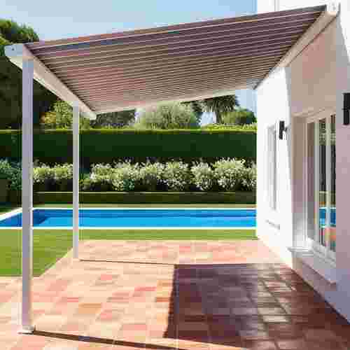 Pergolamarkise über einer Terrasse mit Blick auf Garten und Pool, geliefert von Sonnenschutztechnik Lohmar.
