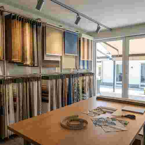 Fotorealistisches Showroom-Interieur mit Stoffmustern, Maßband und Sonnenschutz-Sammlungen in Lohmar