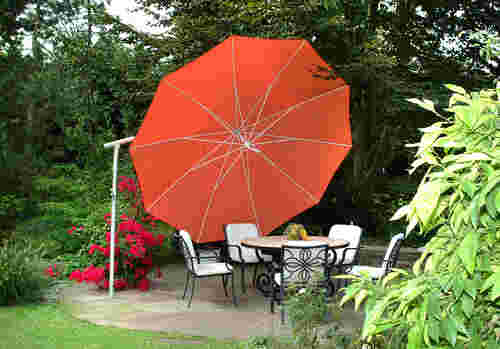 Roter Sonnenschirm im Garten