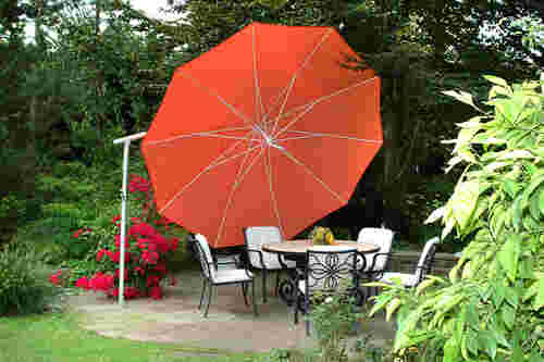 Roter Sonnenschirm im Garten in Köln