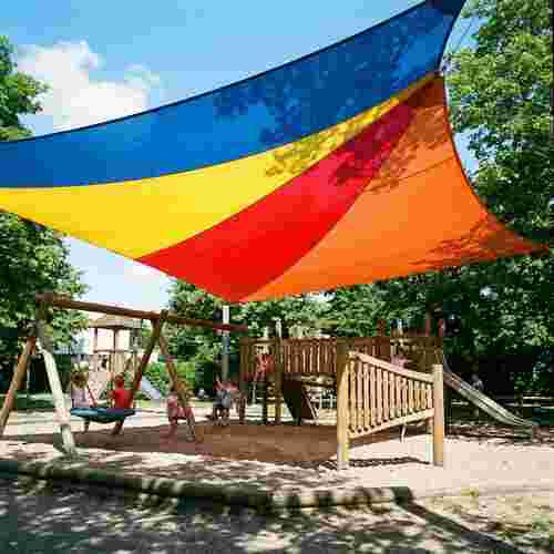 Bunte Sonnensegel über Spielplatz in Lohmar, spenden Schatten bei Sonnenschein, Kinder beim Klettern