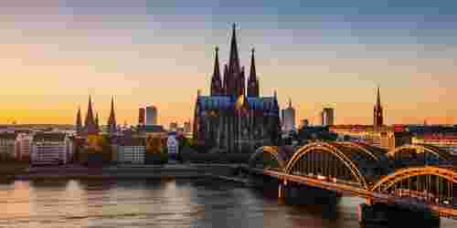 Skyline von Köln mit dem Rhein im Vordergrund